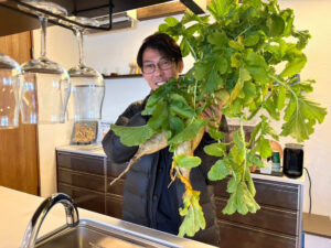 社長も思わずにっこり😊立派な大根をいただきました🥬　【橋本工務店】