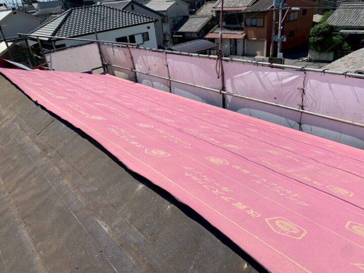 屋根葺き替え工事　防水シート敷き